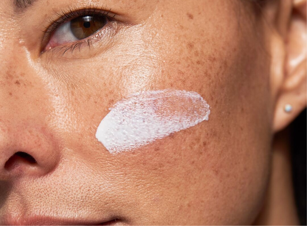 Due strisce di crema solare su indice e medio: la regola delle due dita per l’SPF sul viso