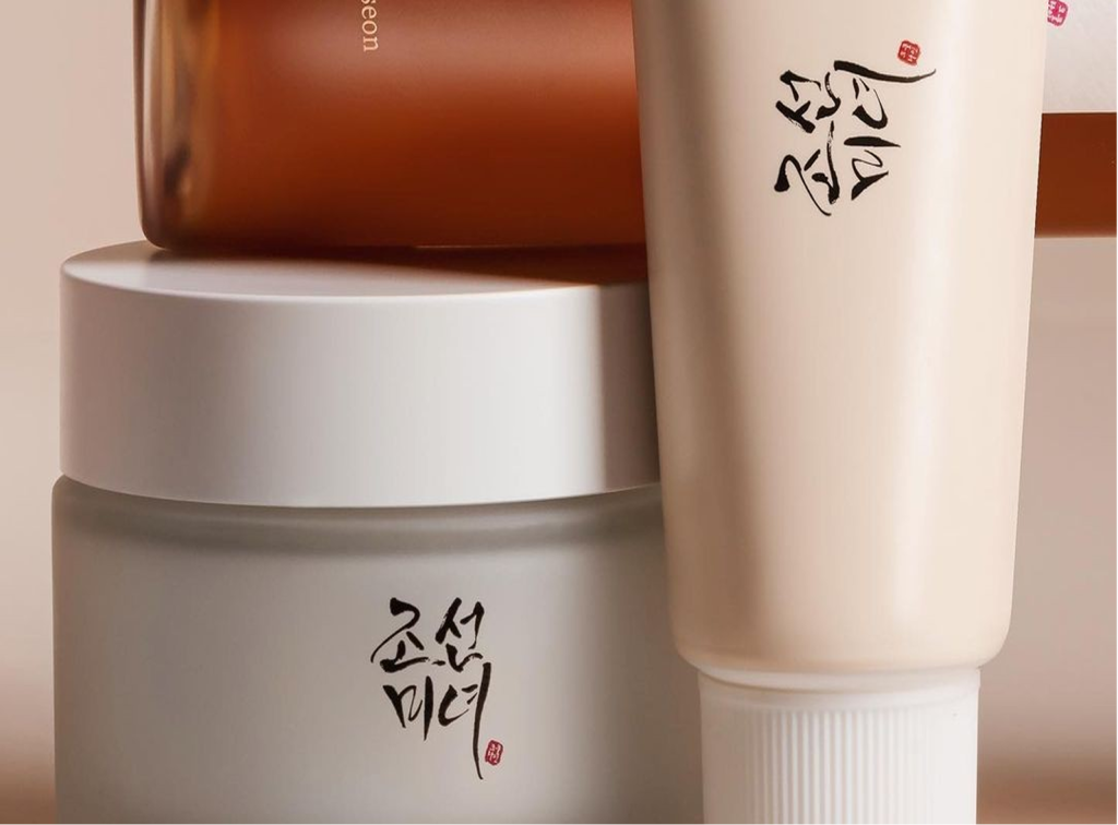 Prodotti di skincare coreana disposti in ordine di applicazione, dal cleanser all’SPF – SOOMI Skin Studio Milano